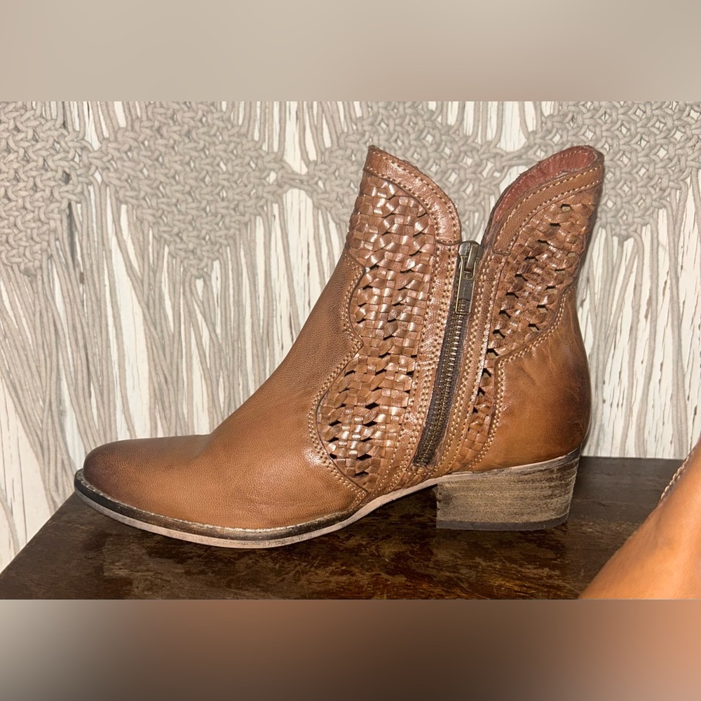 🤠Seychelles Leather Distressed Woven Booties🤠 - Picture 2 of 10